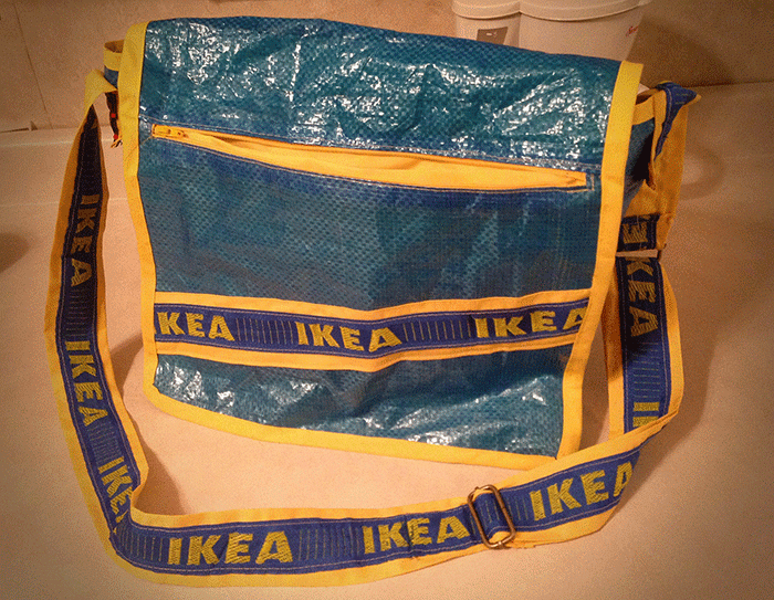 Awesome messenger bag! via http://www.ikeahackers.net/2013/04/ikea-messenger-bag.html