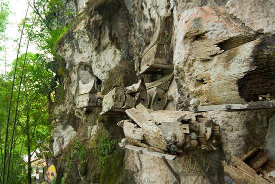 Image via http://www.zoonar.com/photo/hanging-graves-bones-tana-toraja-burial_2153649.html
